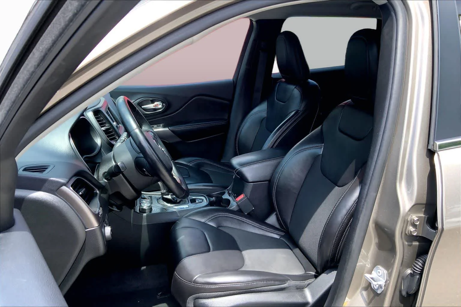 Used 2019 Light Brownstone Pearlcoat Jeep Latitude Plus image 9