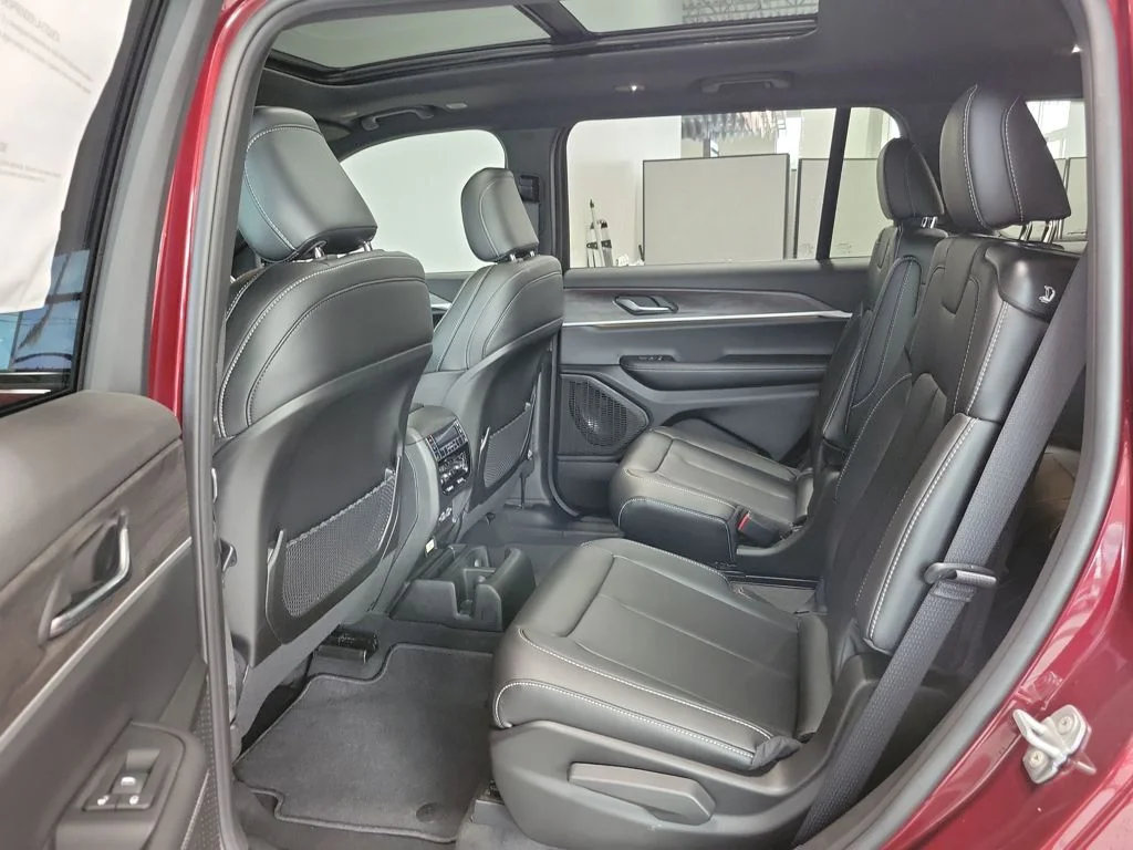 New 2025 Velvet Red Pearl-Coat Exterior Paint Jeep Limited image 14