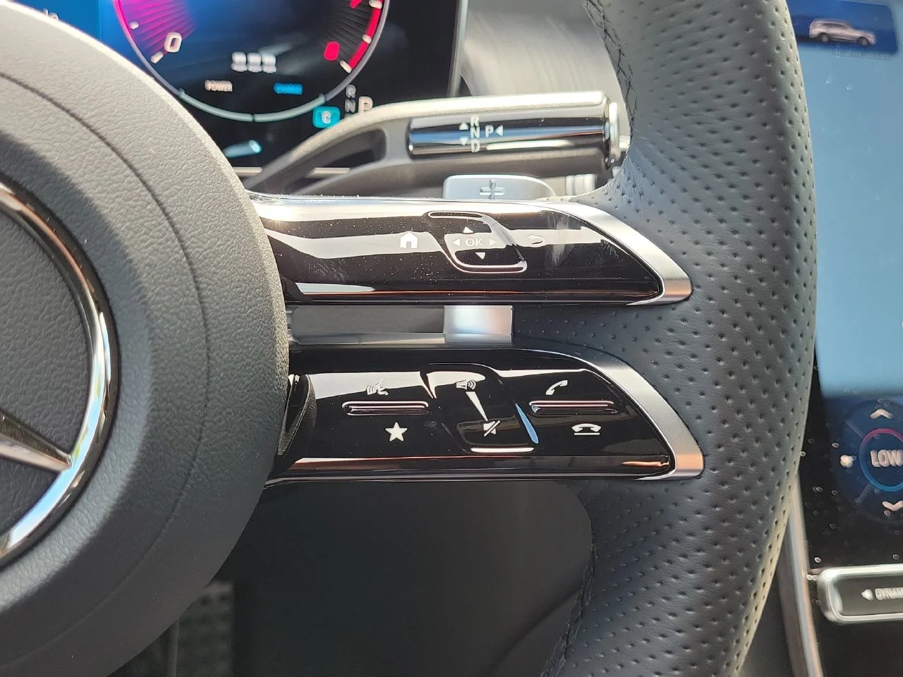 New 2027 Graphite Grey Metallic Mercedes-Benz GLC 300 image 32