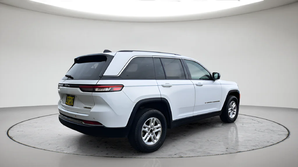 Used 2023 White Jeep Laredo image 5