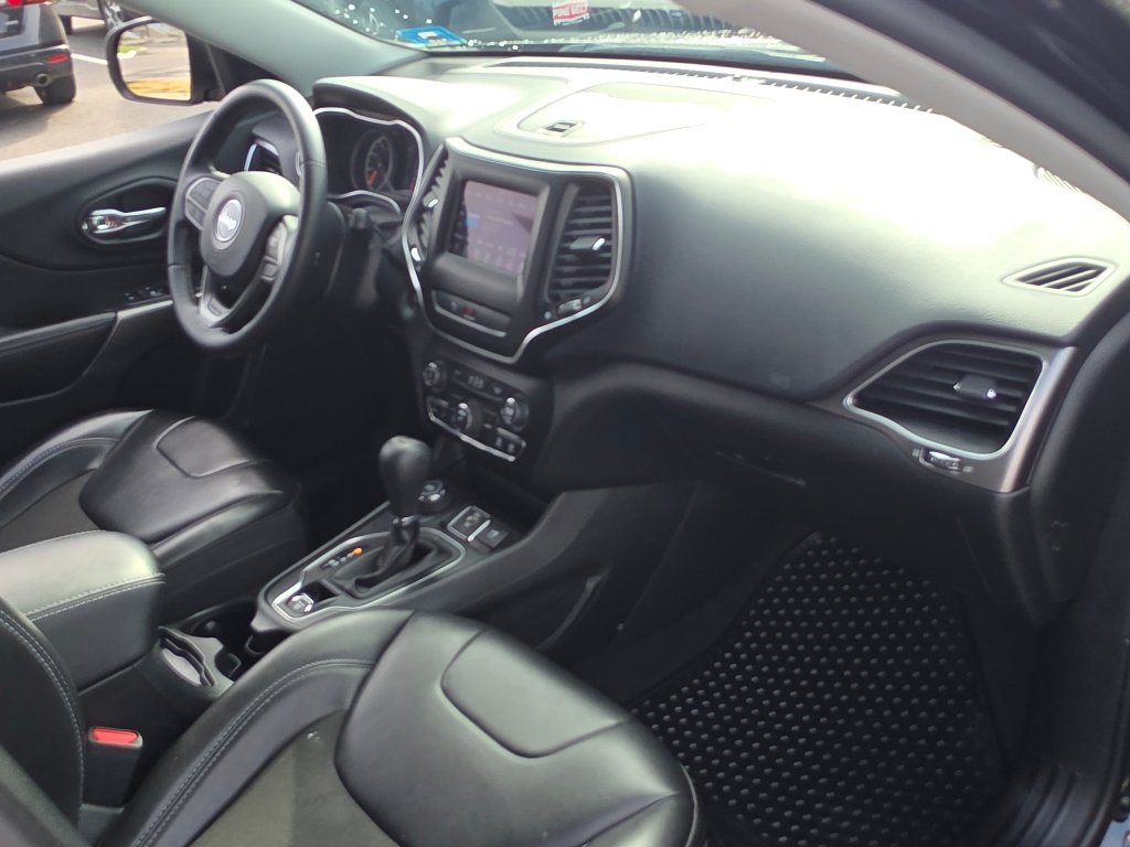 Used 2019 Diamond Black Crystal Pearl Coat Jeep Latitude Plus image 21