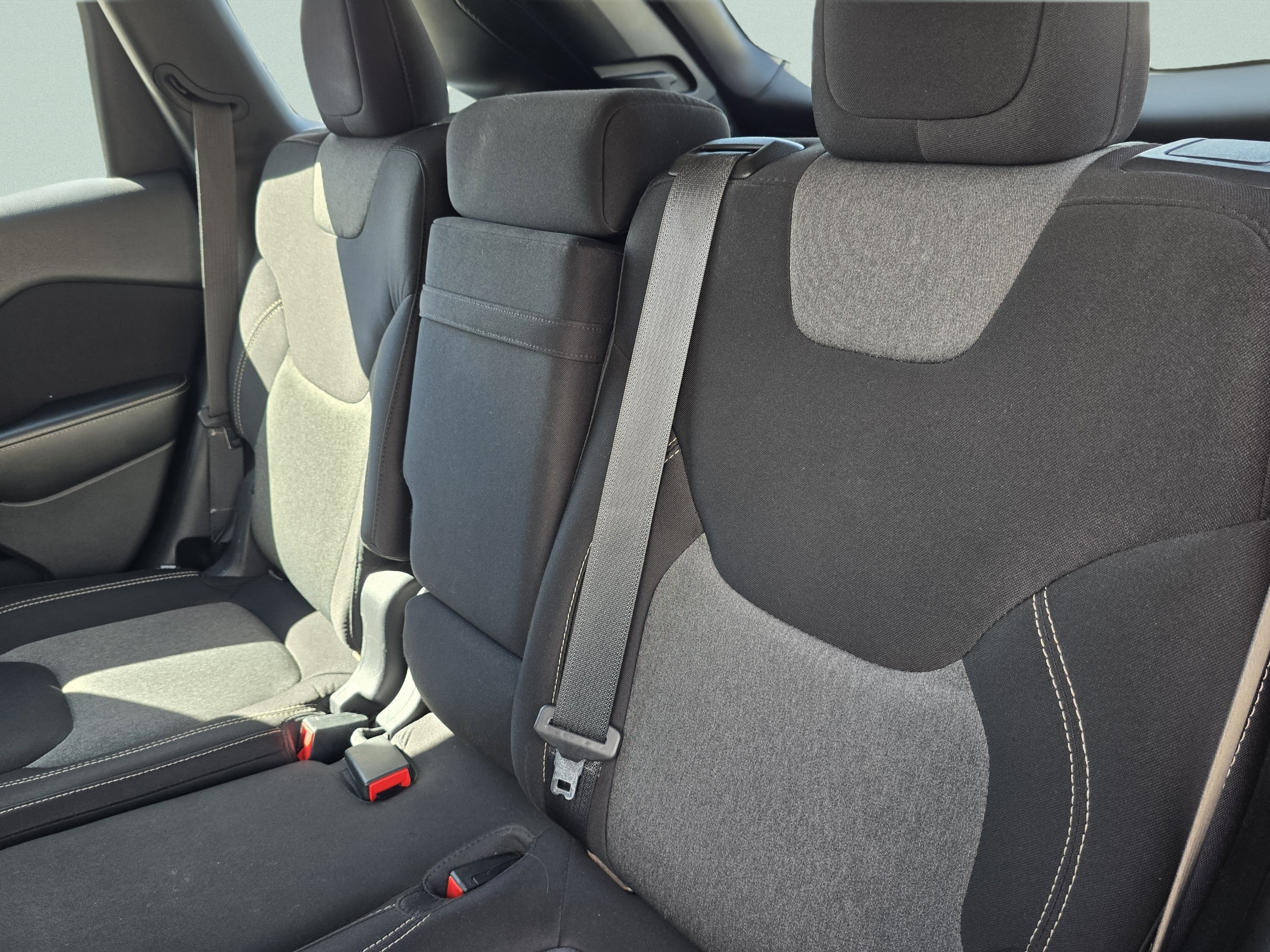 Used 2015 Billet Silver Metallic Clearcoat Jeep Sport image 5