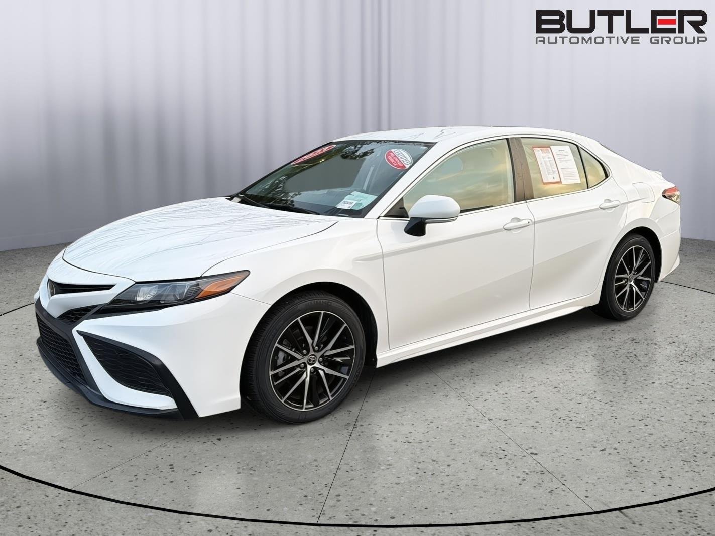 Certified Used 2023 Ice Cap Toyota SE image 2