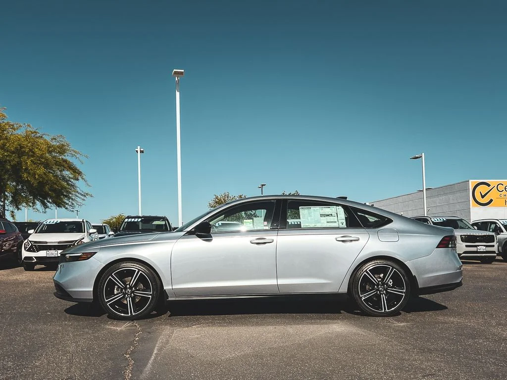 New 2026 Solar Silver Metallic Honda SE image 3