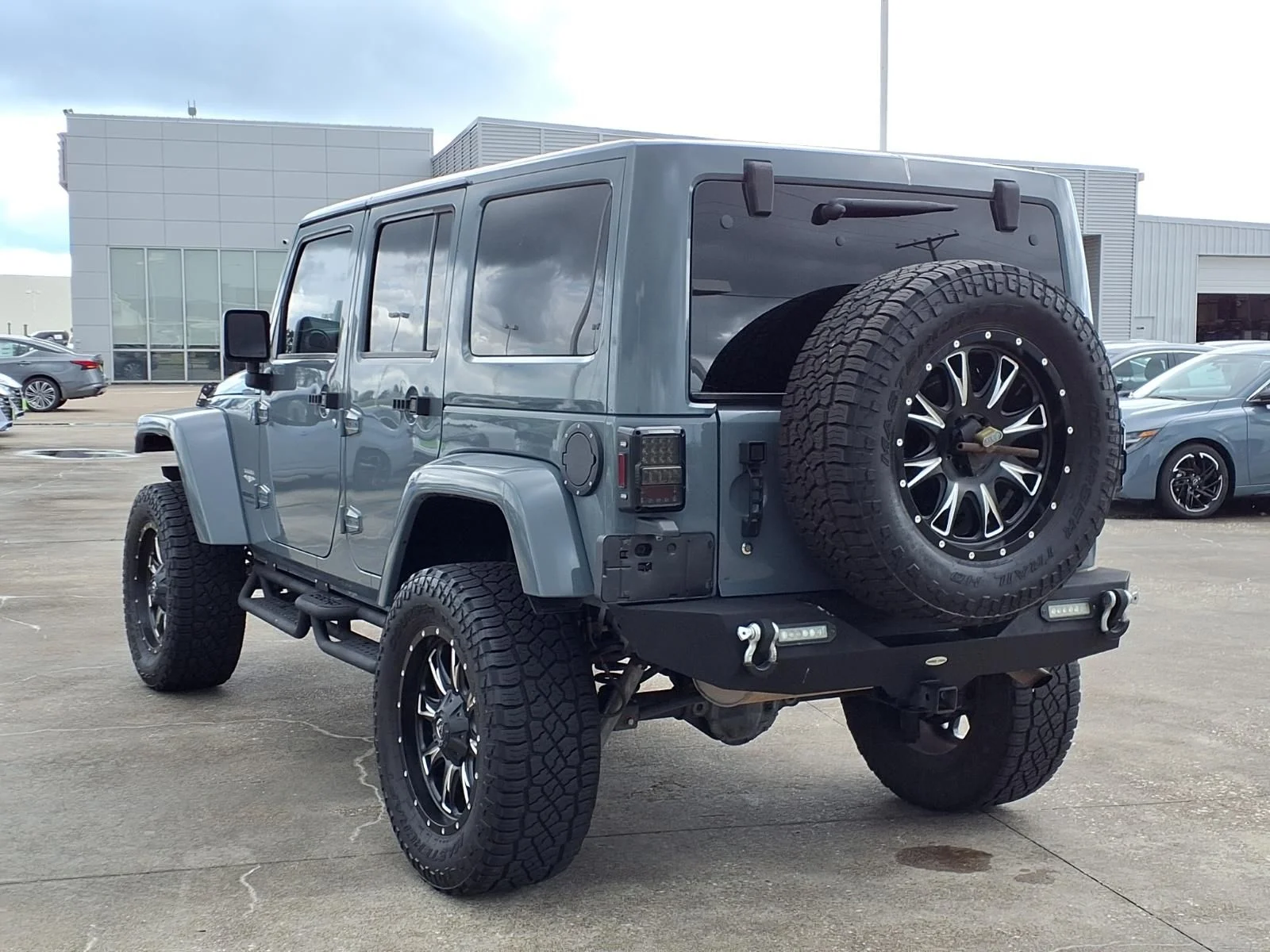 Used 2014 Gray Jeep Unlimited Sahara image 2