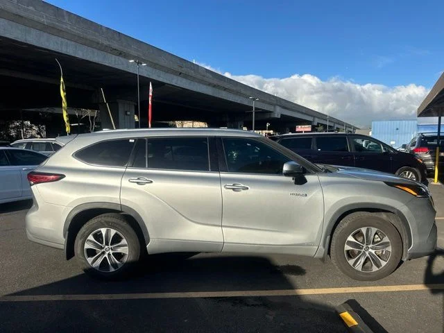Used 2021 Silver Toyota XLE image 6