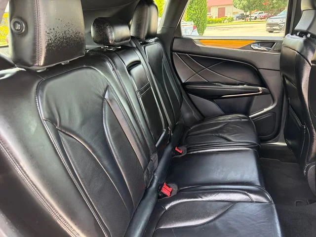 Used 2015 White Lincoln Base image 28
