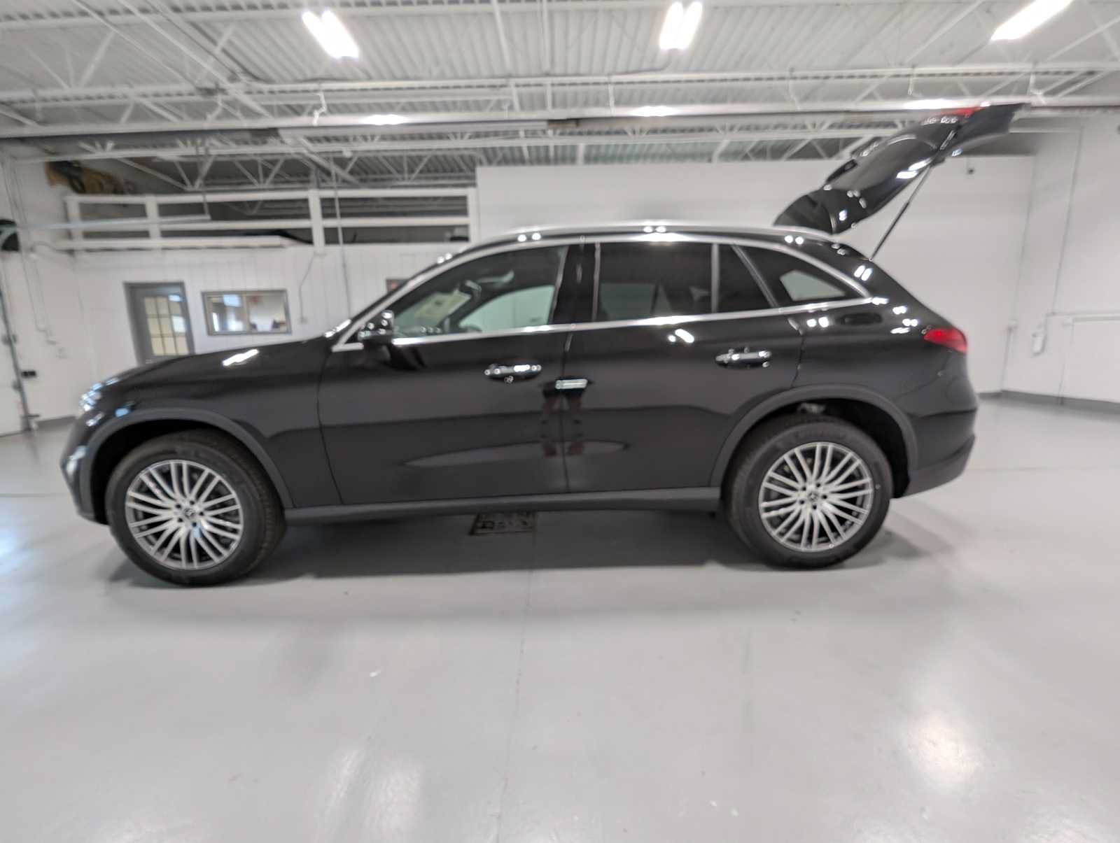 New 2026 Black Mercedes-Benz GLC 300 image 10