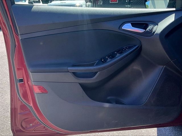 Used 2015 Red Ford SE image 18