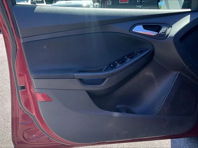 Used 2015 Red Ford SE image 18
