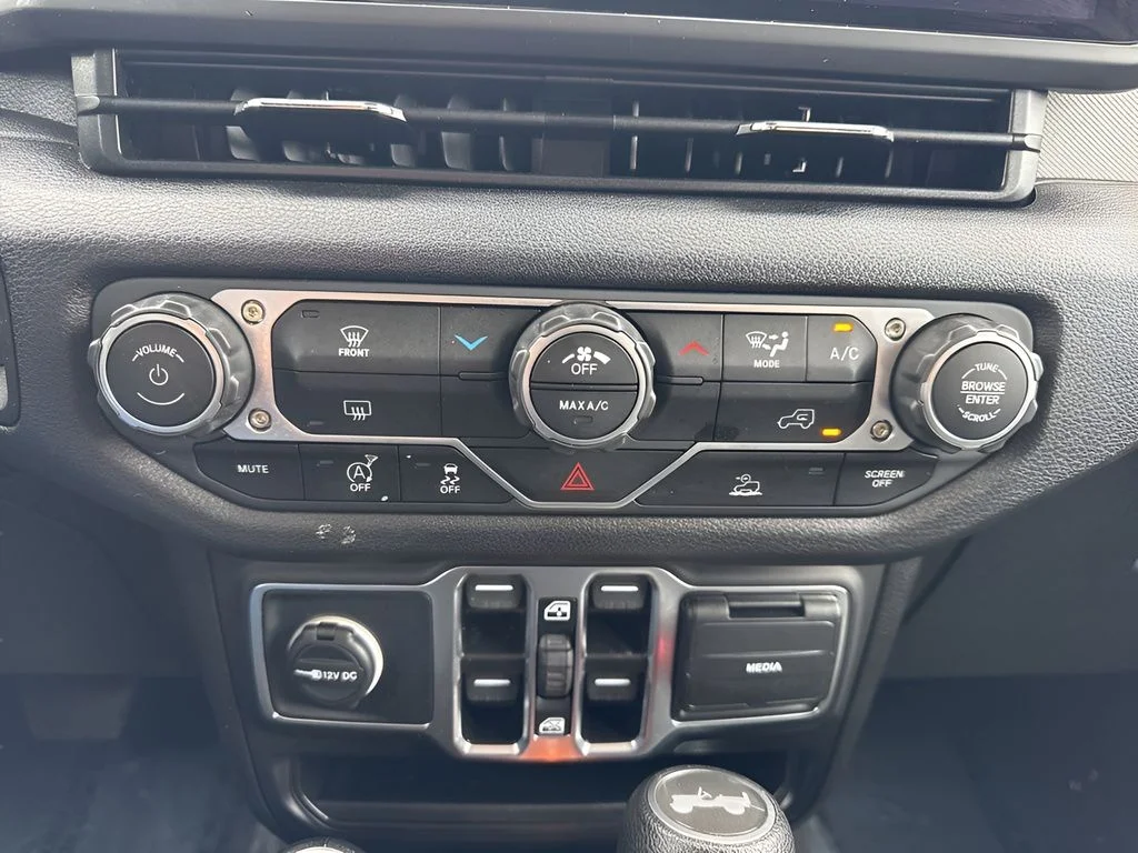 Used 2025 White Jeep Sport S image 20