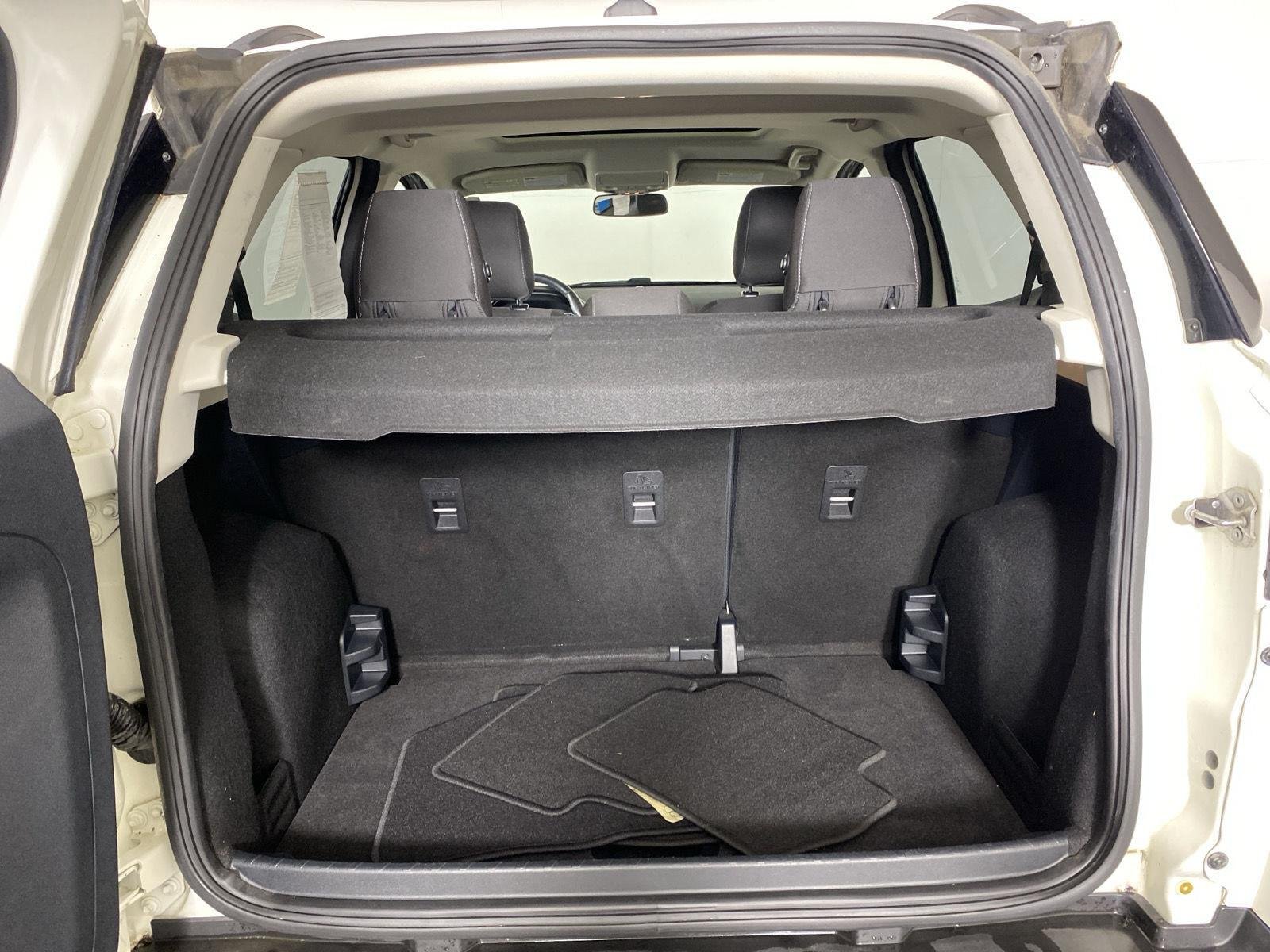Used 2019 Diamond White Ford SE image 29