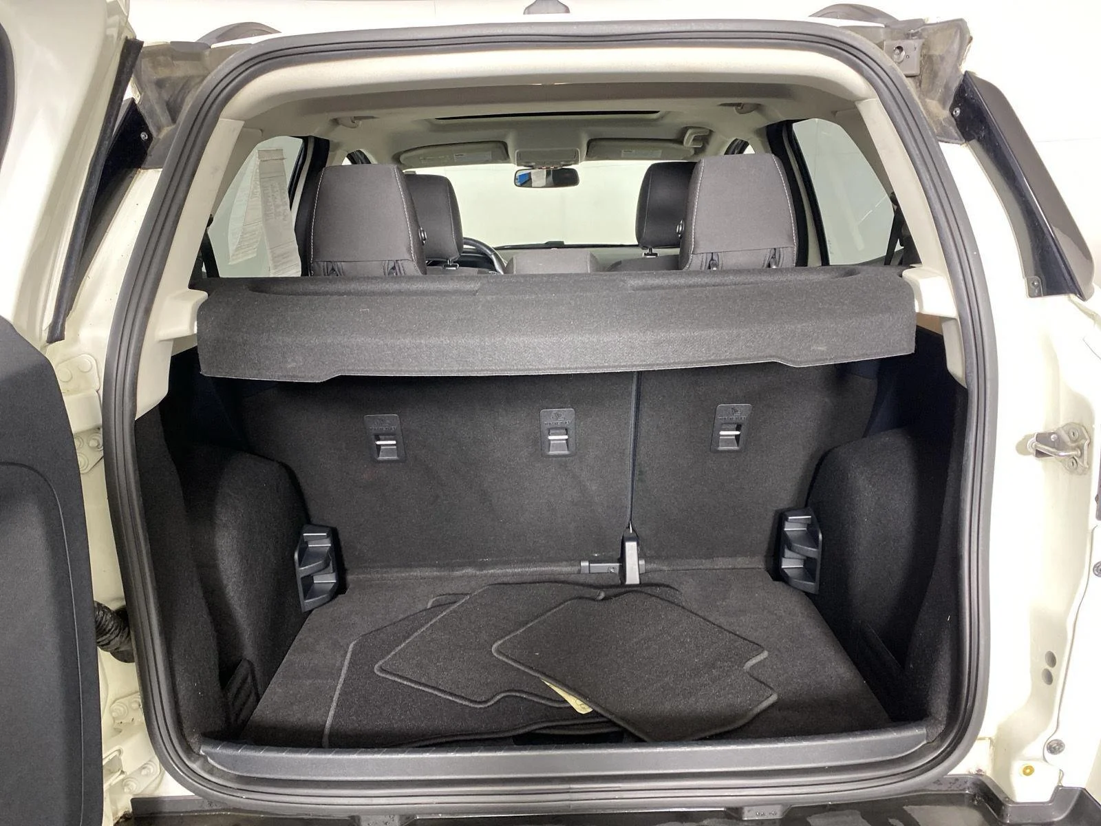 Used 2019 Diamond White Ford SE image 29