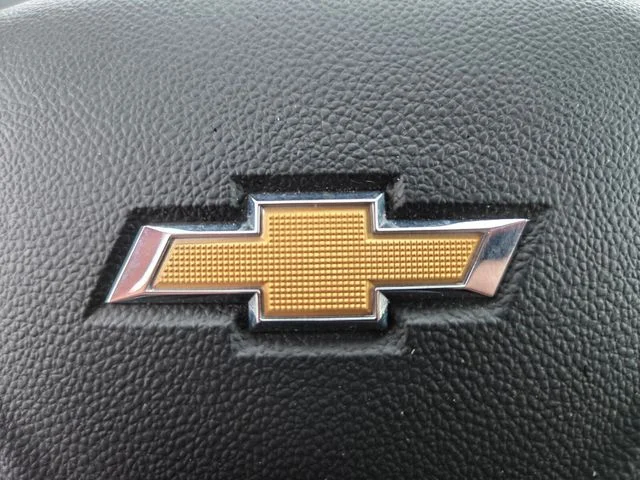 Used 2025 Summit White Chevrolet LT image 31