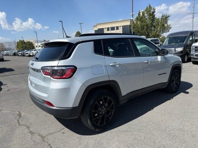 Used 2025 Silver Zynith Jeep Latitude image 4