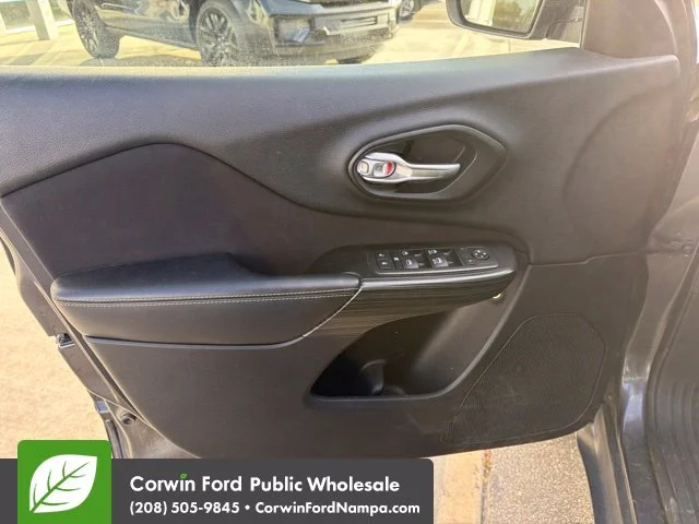 Used 2015 Gray Jeep Latitude image 14
