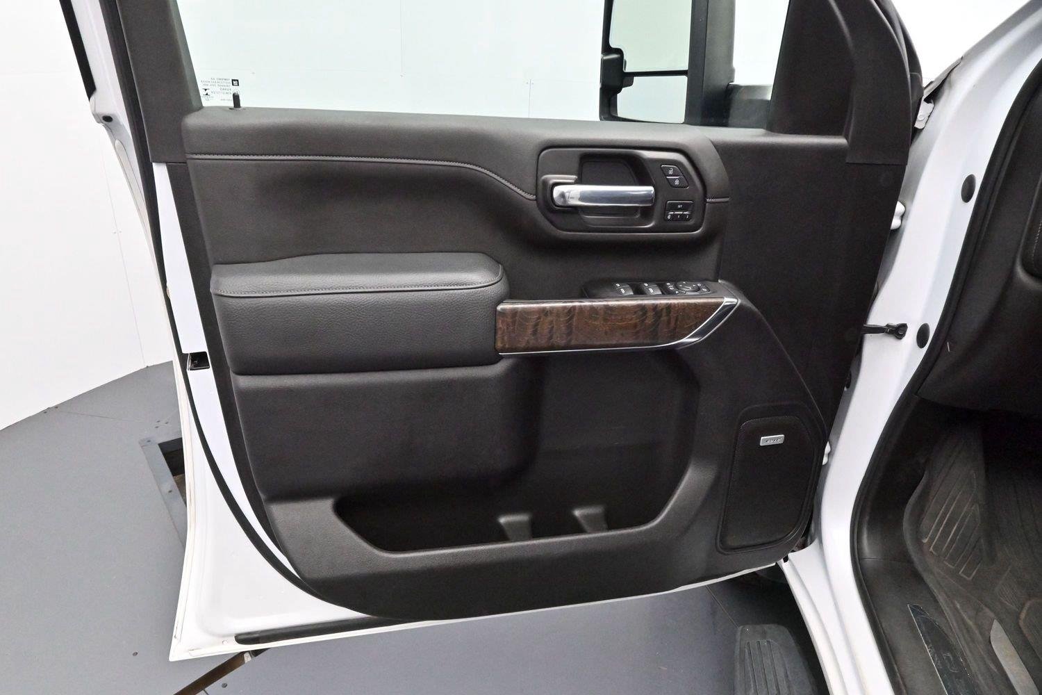 Used 2022 White Frost Tricoat GMC Denali image 9
