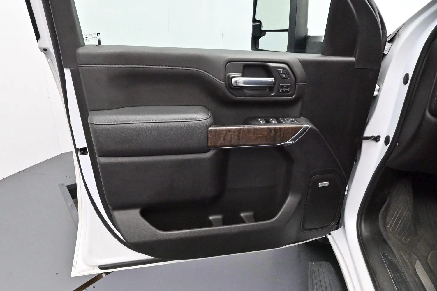 Used 2022 White Frost Tricoat GMC Denali image 9