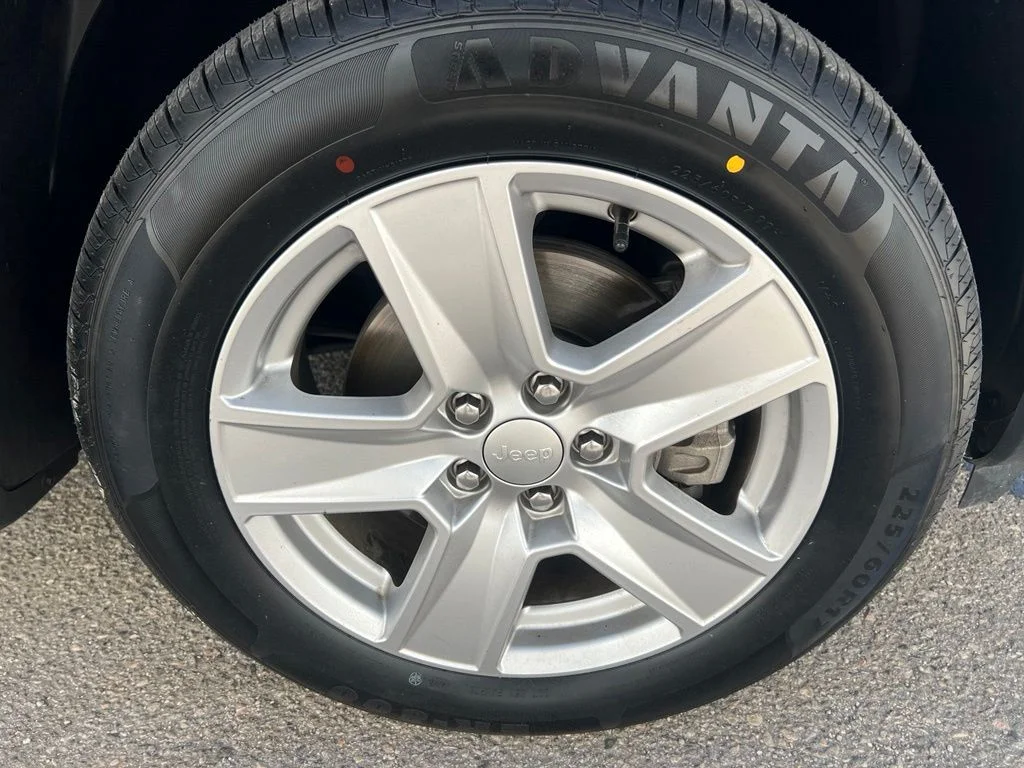 Used 2022 Granite Crystal Clearcoat Metallic Jeep Latitude image 31