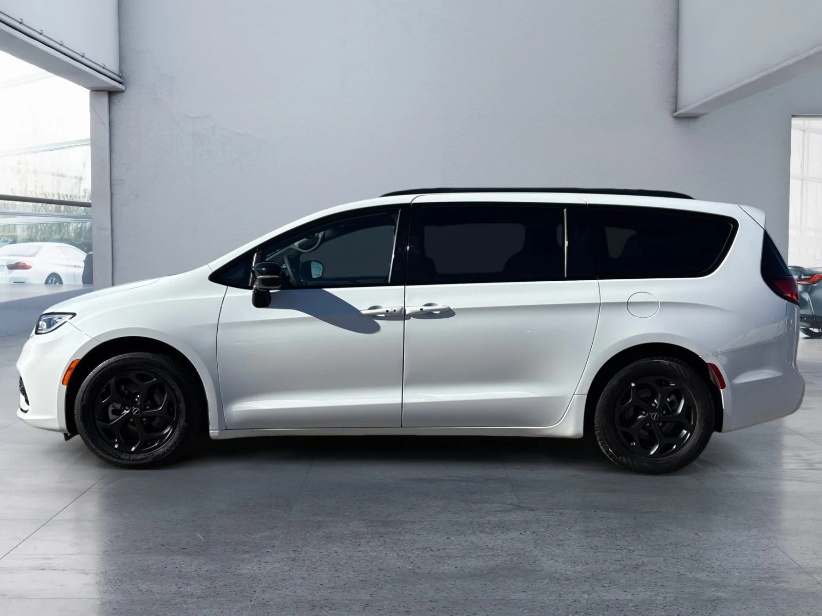 Used 2025 Bright White Chrysler Limited image 2