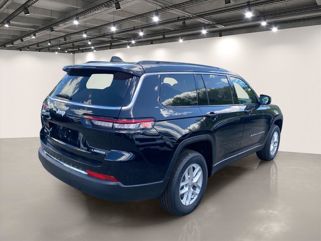 New 2026 Diamond Black Crystal Pearl-Coat Exterior Paint Jeep Laredo X image 4