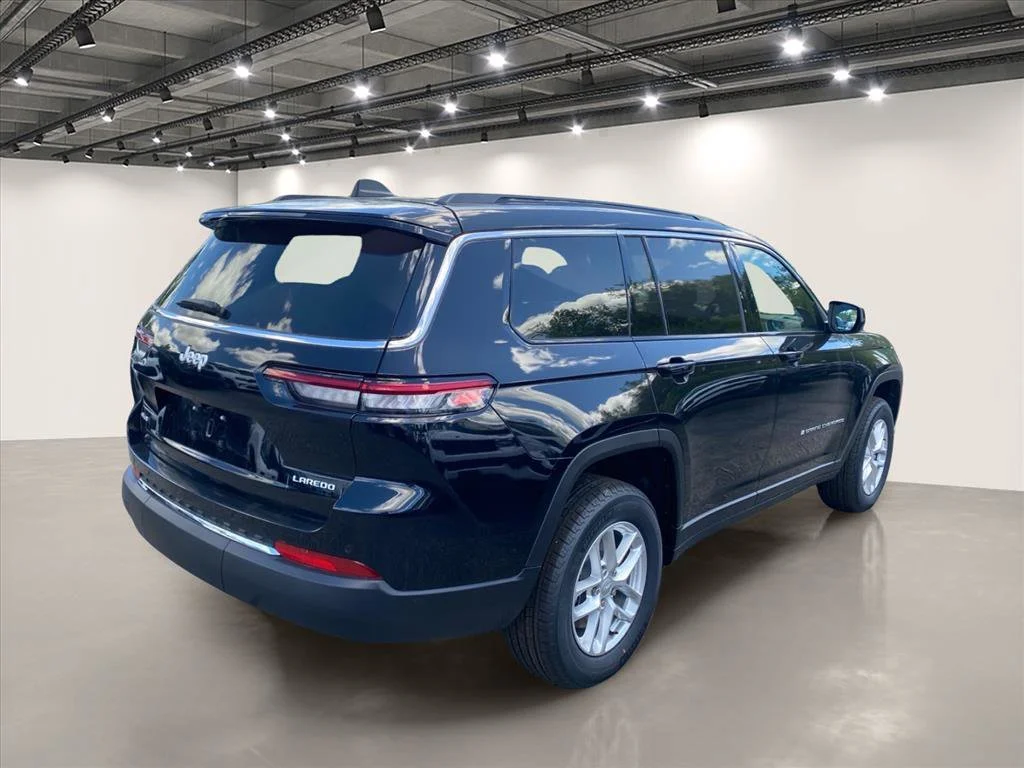 New 2026 Diamond Black Crystal Pearl-Coat Exterior Paint Jeep Laredo image 4