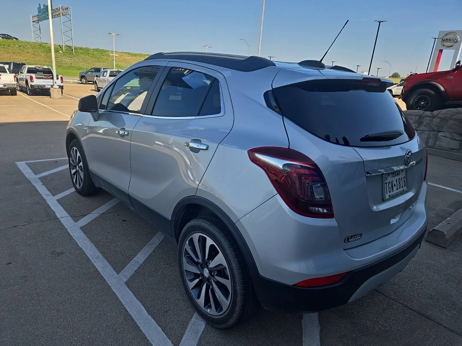 Used 2022 Includes (MDP) Anthracite lower exterior accent color, Paint code W598F.) Buick Preferred image 9