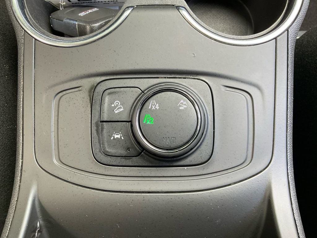 Used 2022 Black GMC SLE image 27