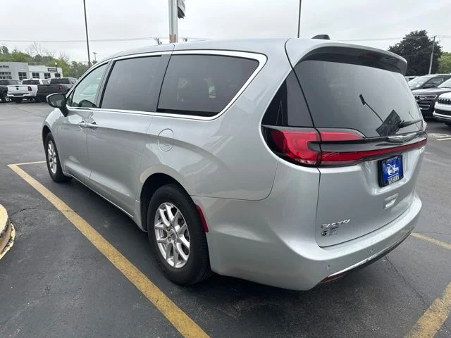 Used 2023 Silver Mist Clearcoat Chrysler Touring L image 7