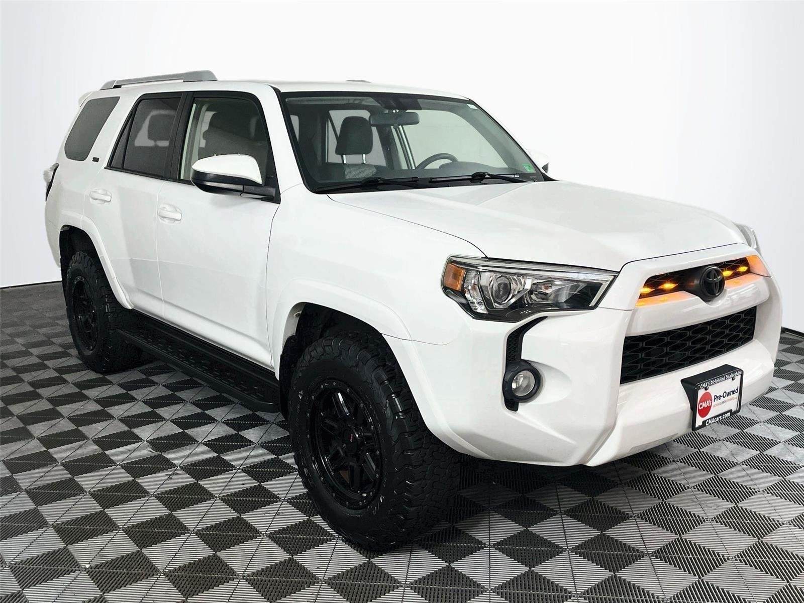 Used 2018 Super White Toyota SR5 image 1