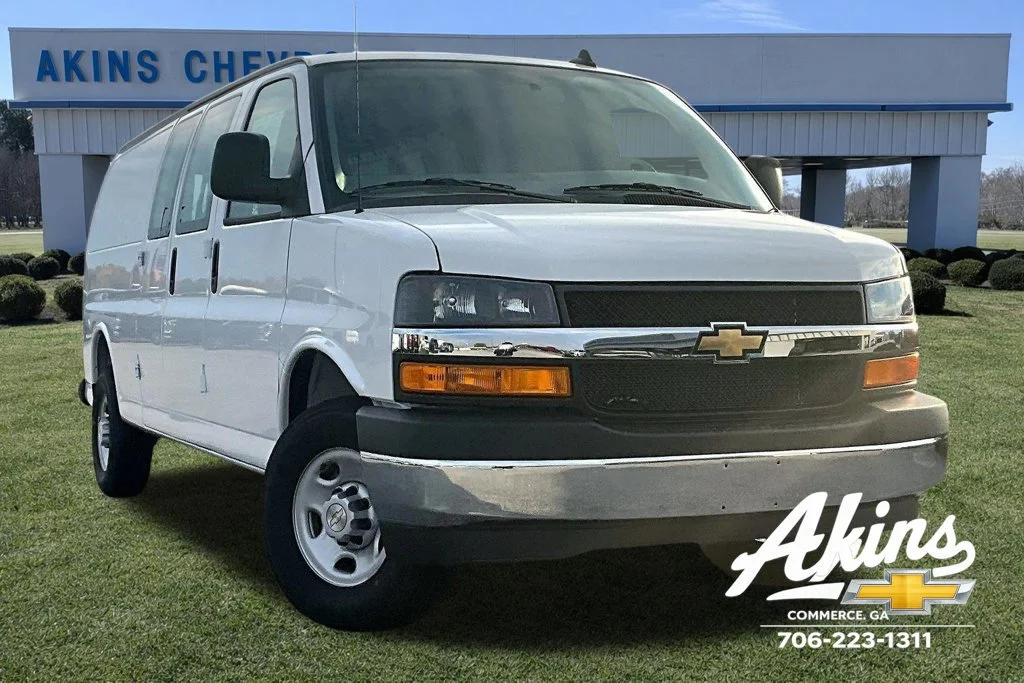 New 2025 Summit White Chevrolet WT image 2