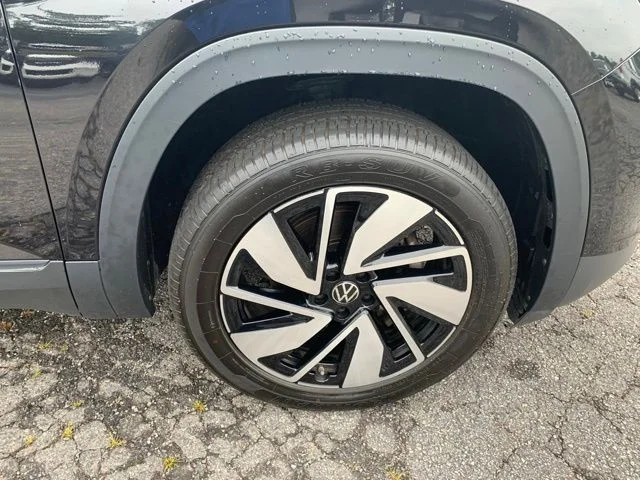 Used 2025  Volkswagen 2.0T SE w/Technology image 40