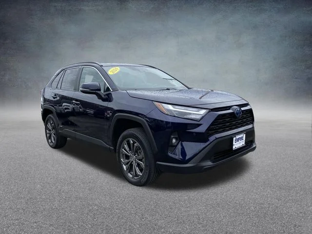 Used 2024  Toyota XLE Premium image 4