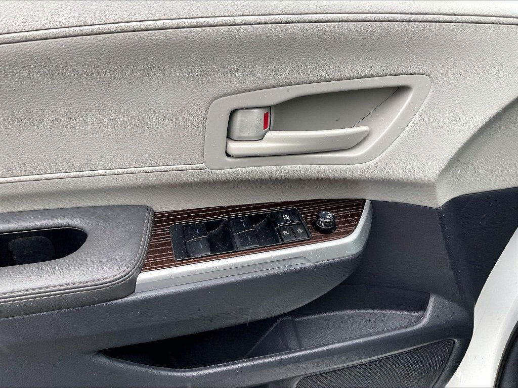 Used 2024 Ice Toyota LE image 39