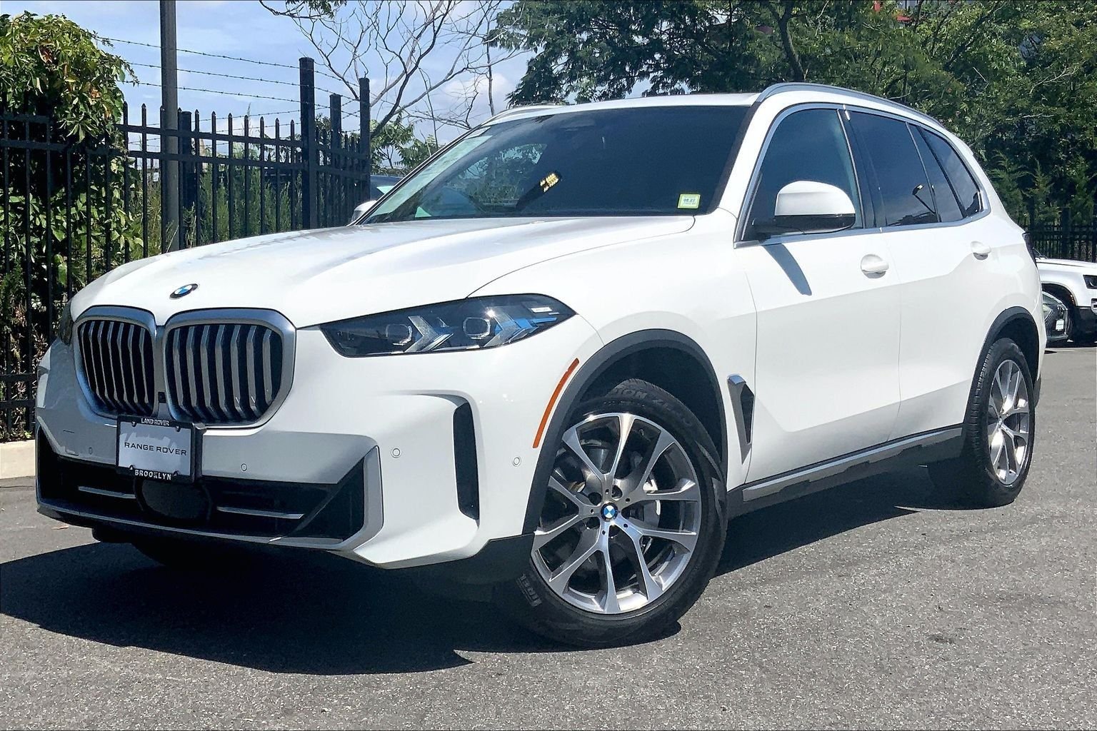 Used 2024 Alpine White BMW xDrive40i image 1