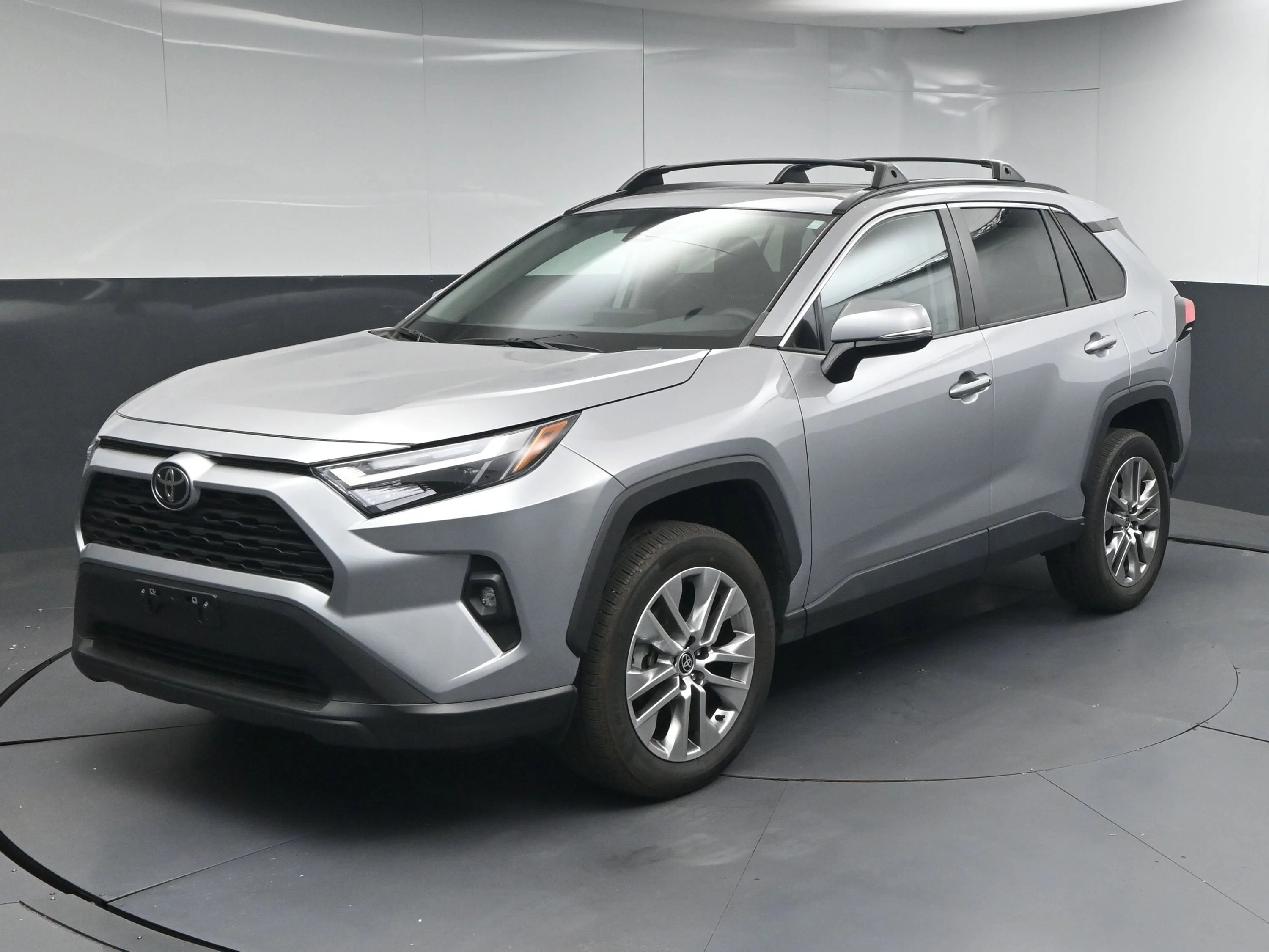 Used 2022 Silver Sky Metallic Toyota XLE Premium image 3