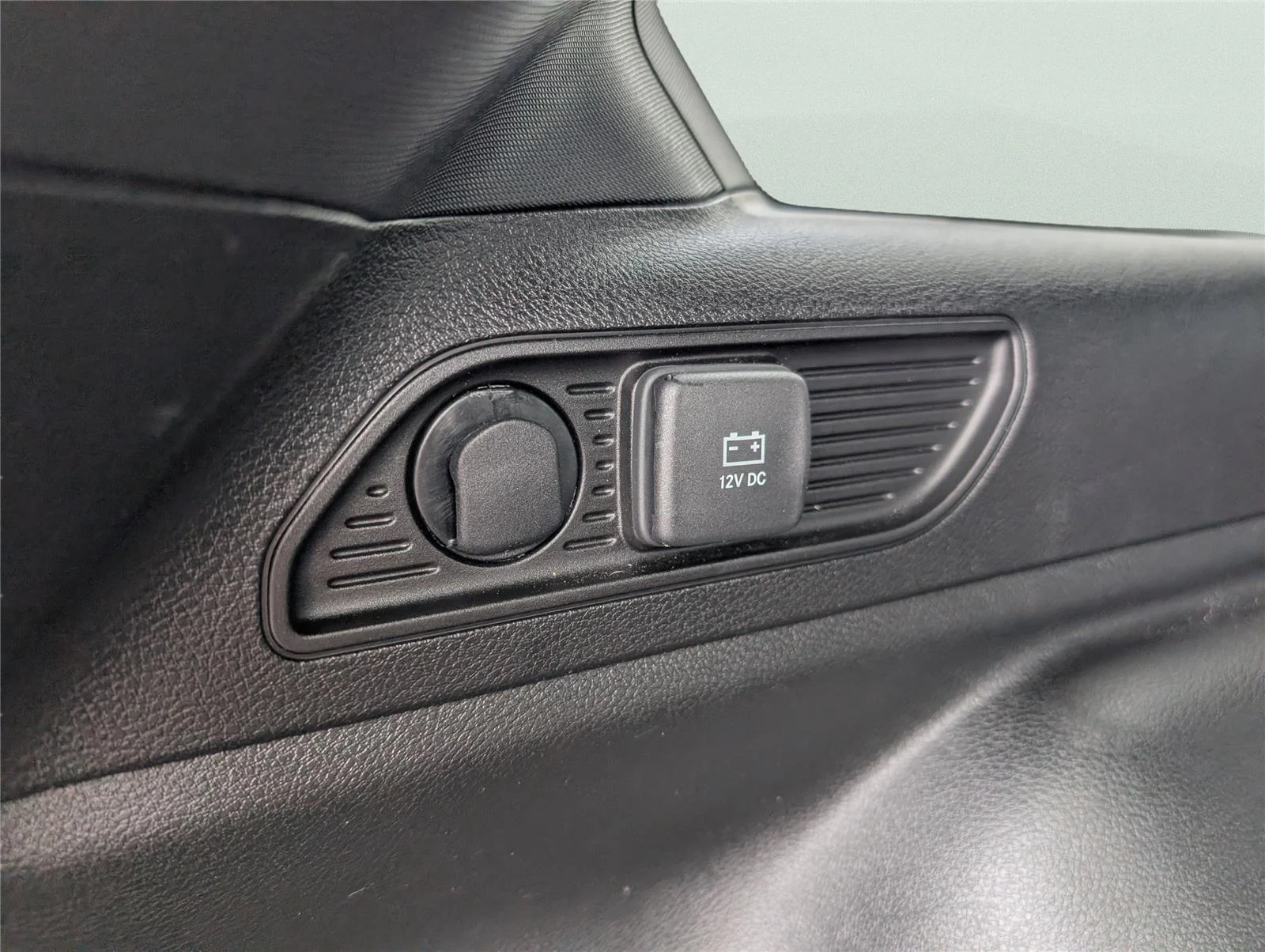 Used 2024 Diamond Black Crystal Pearlcoat Jeep Laredo image 32
