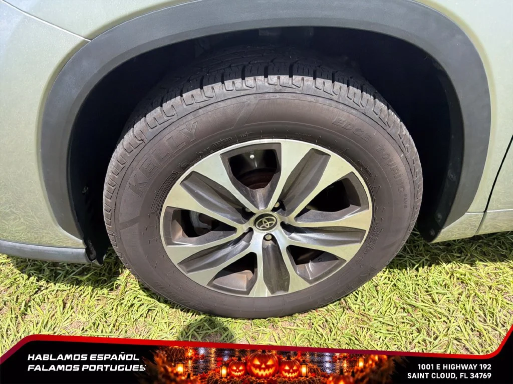 Used 2022 Silver Toyota XLE image 10