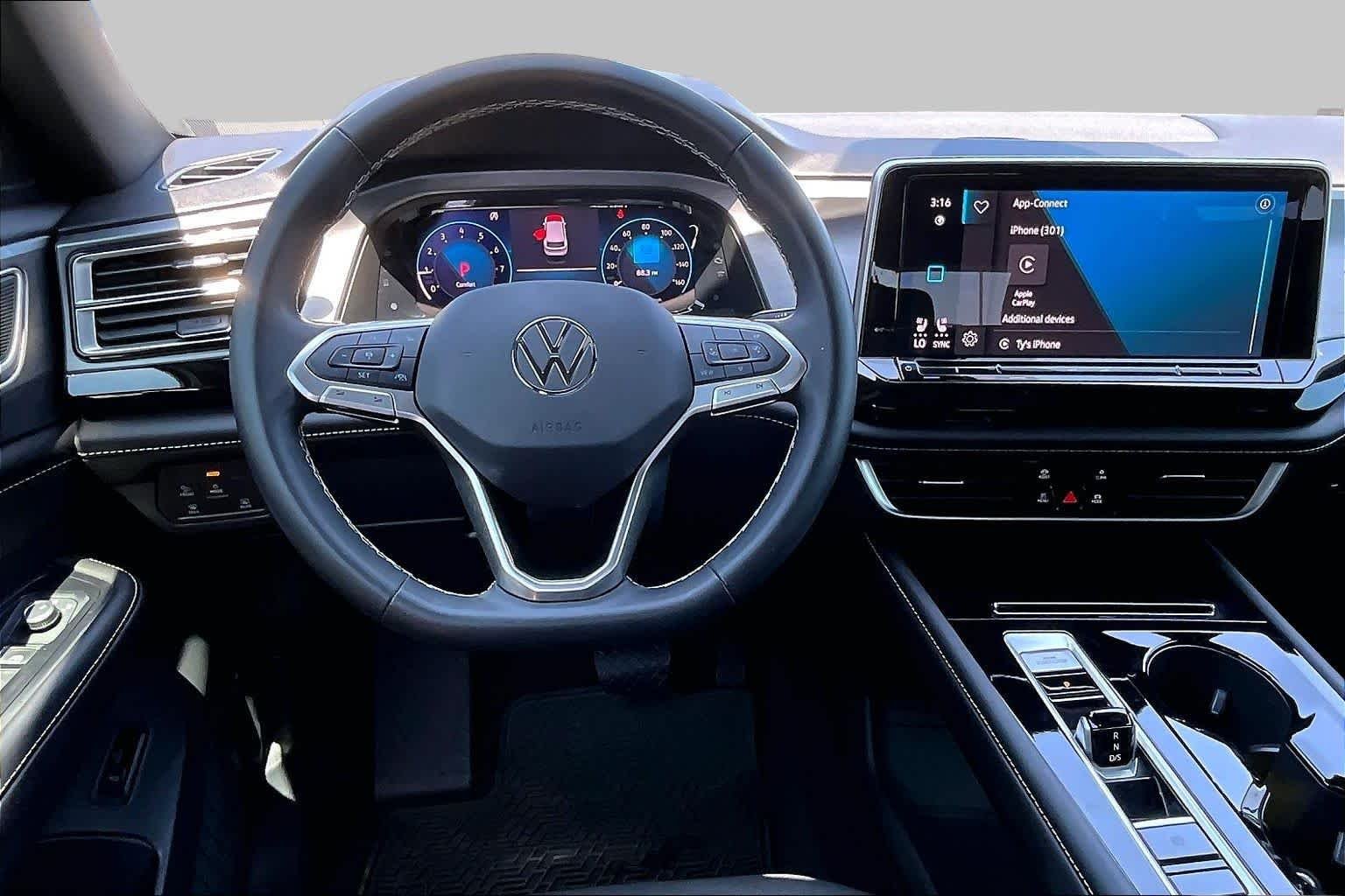 Used 2025 Pure White Volkswagen 2.0T SE w/Technology image 8
