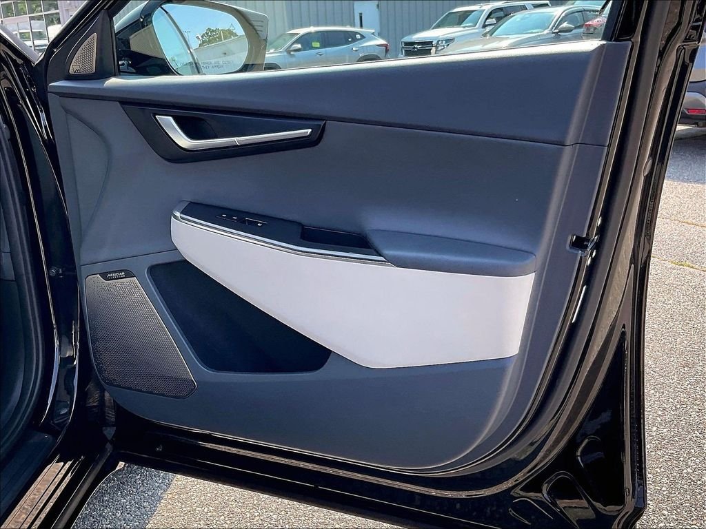 Used 2022 Black Kia Wind image 12