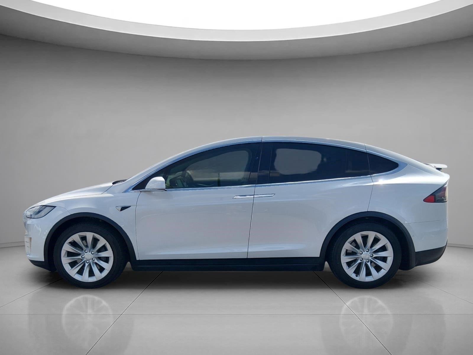 Used 2017  Tesla 90D image 2