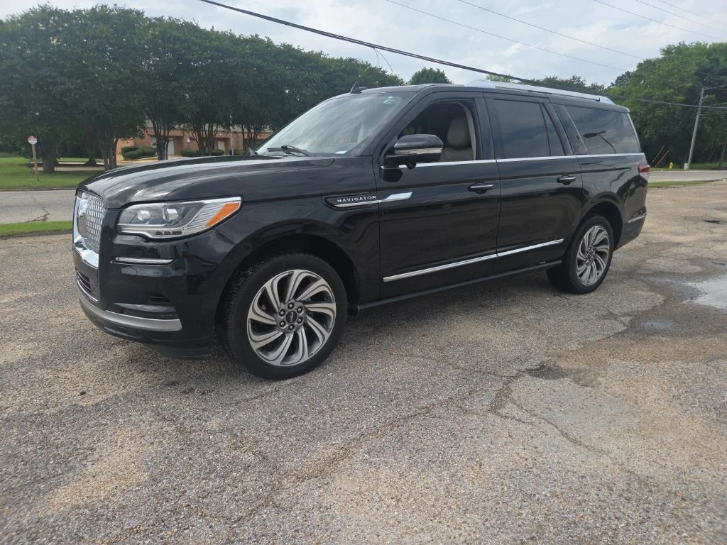 Used 2022 Black Lincoln Reserve image 4