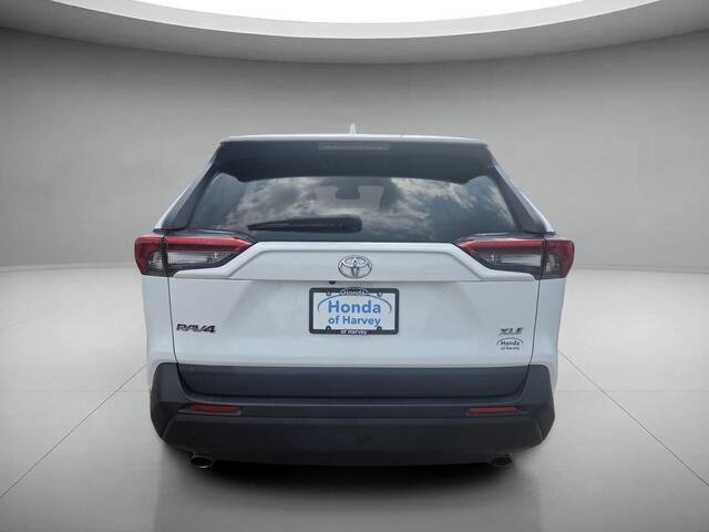 Used 2022 White Toyota XLE image 4