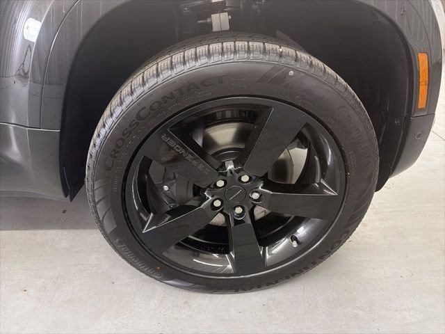 New 2026 Santorini Black Land Rover X-Dynamic SE image 25