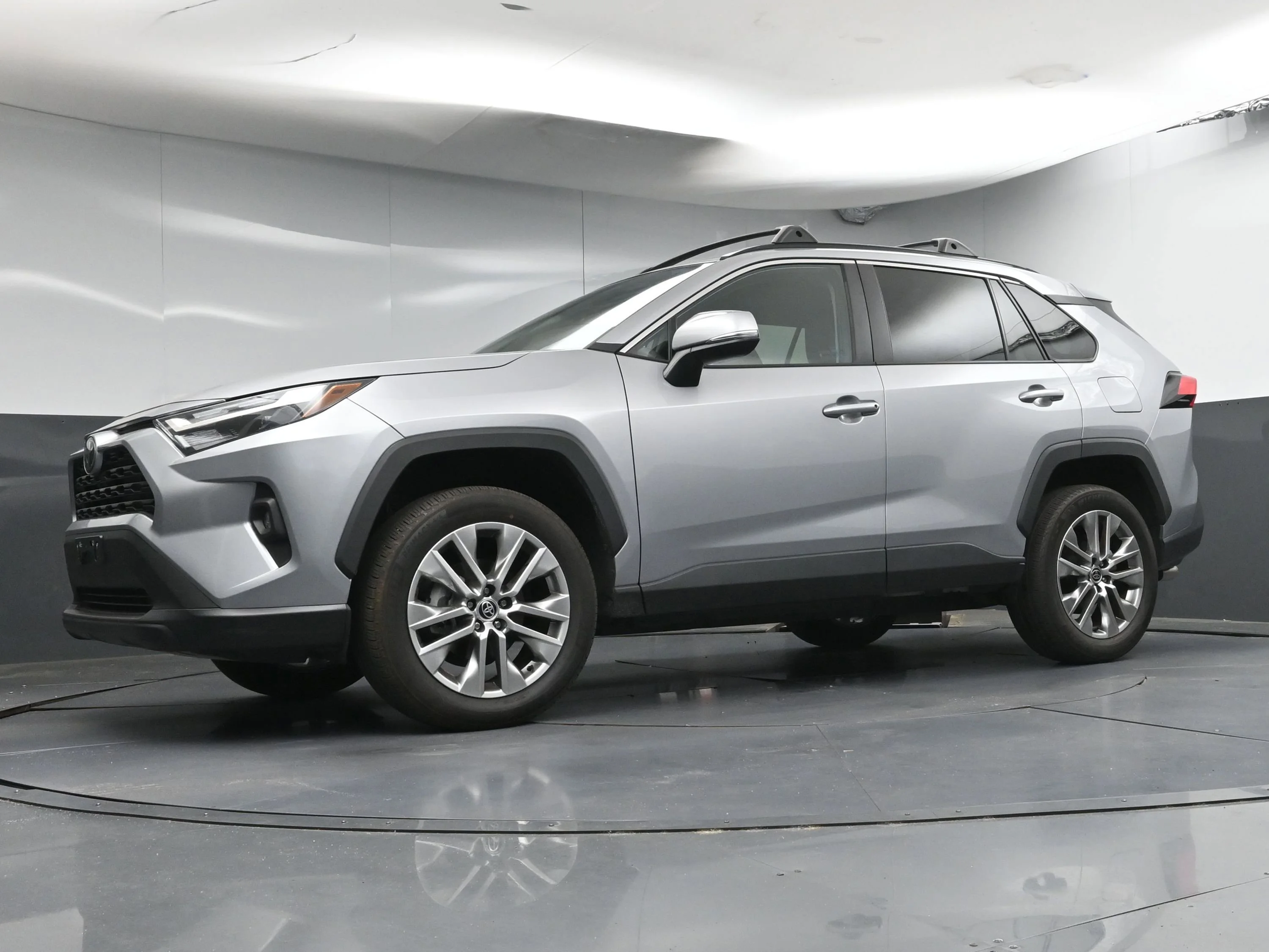 Used 2022 Silver Sky Metallic Toyota XLE Premium image 23