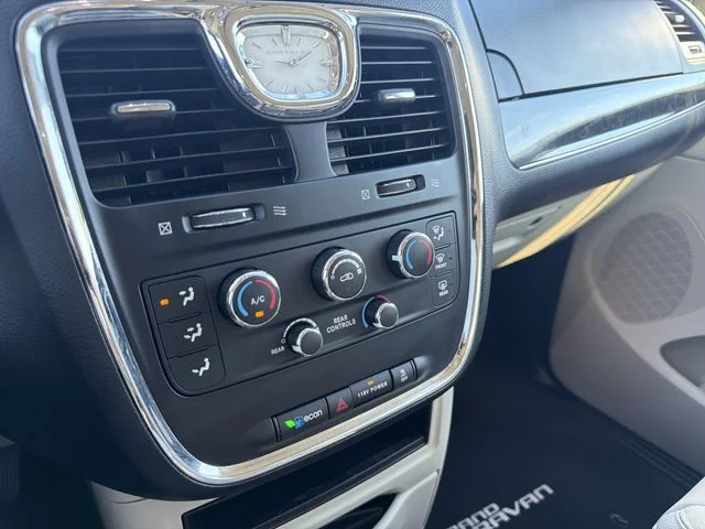 Used 2015 Silver Chrysler LX image 23