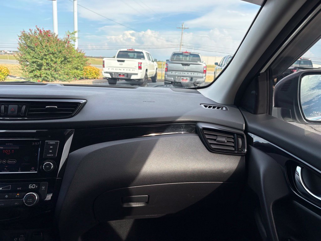Used 2022 White Nissan SV image 17