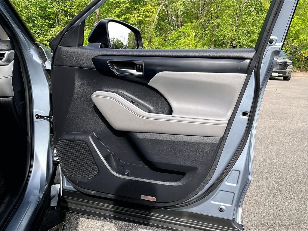 Used 2020 Blue Toyota XLE image 27