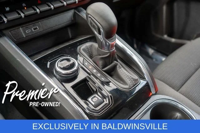 Used 2025 Summit White GMC Elevation image 29