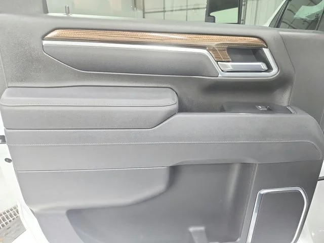 Used 2025 White Chevrolet LT image 40